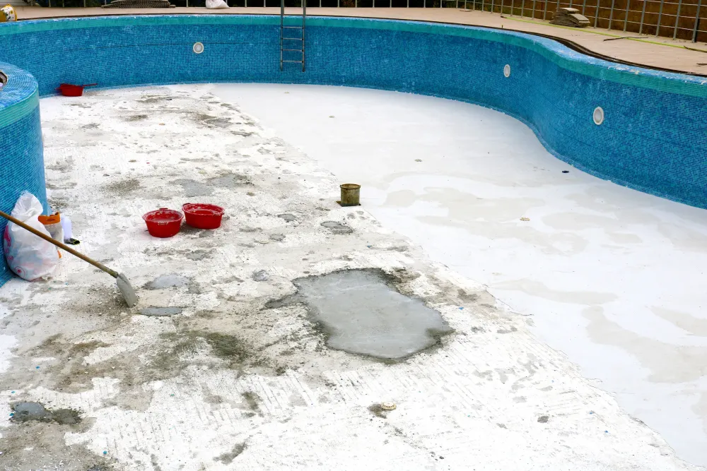 piscine avec petit carrelage